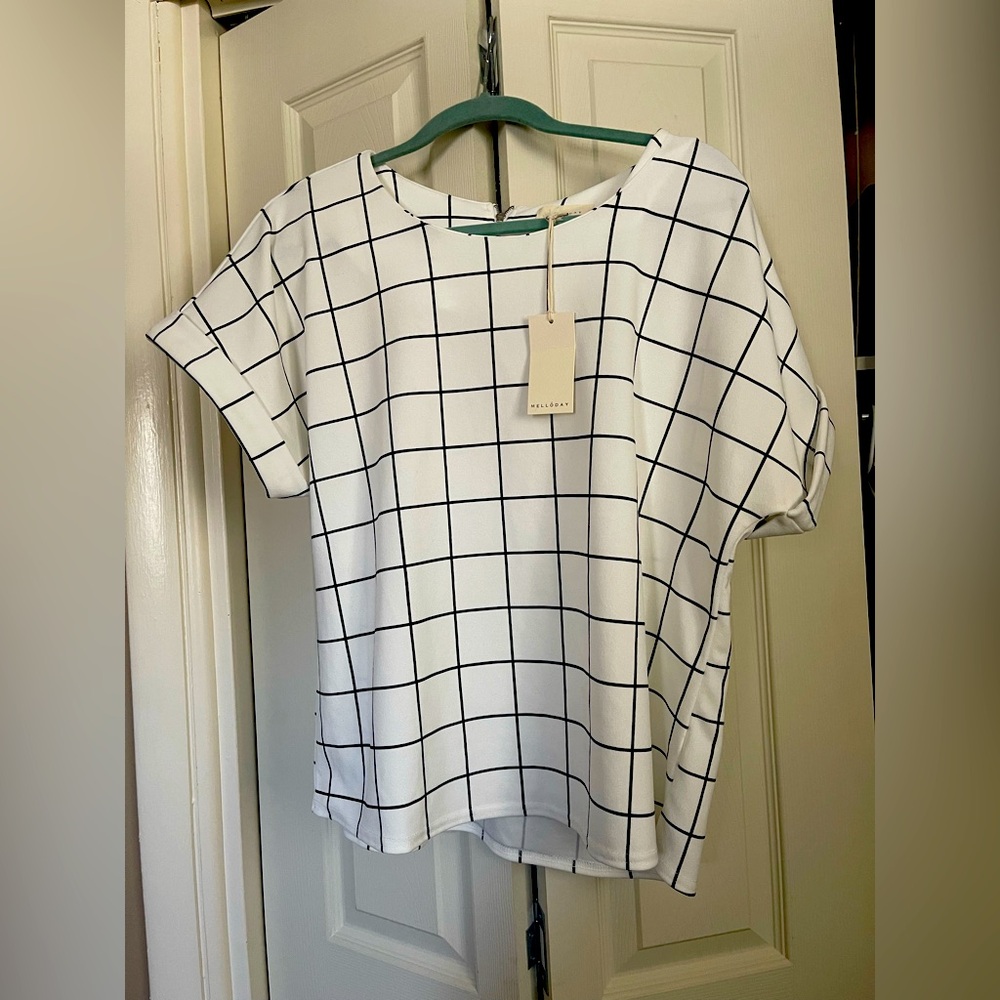 Women’s geometric patterned top, NWT. L.
